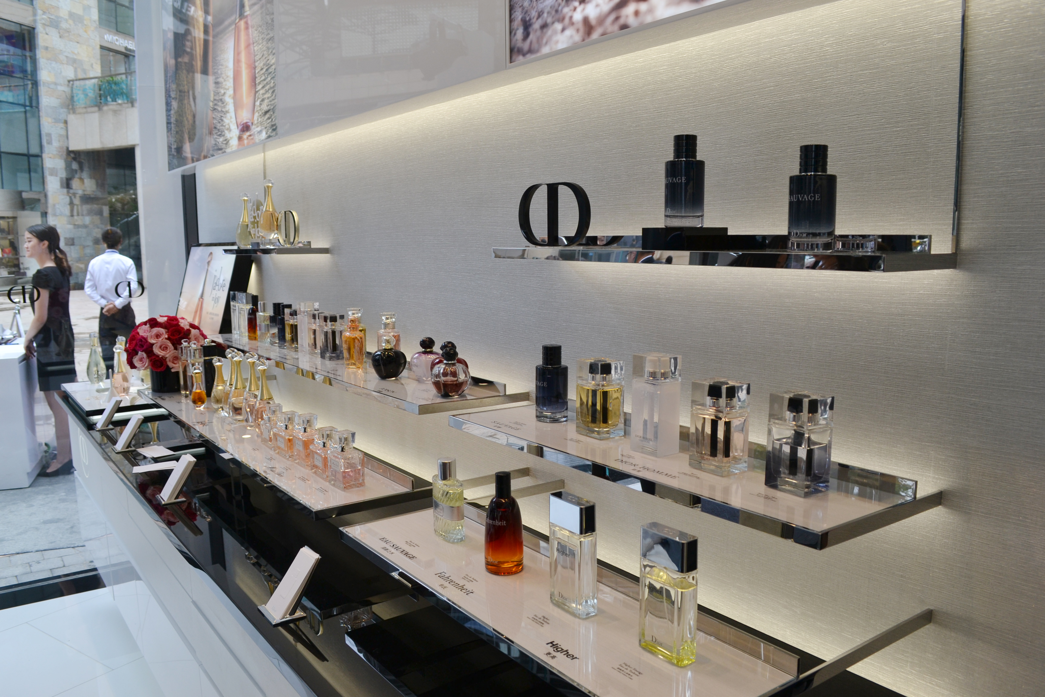 Dior迪奧后臺(tái)彩妝概念精品店于昆明順城盛大揭幕，開啟美妝新紀(jì)元